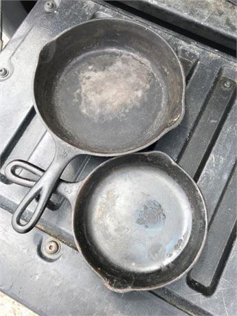 3 Cast Iron Skillets (1Wagner)