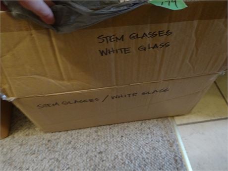Stem Glasses with White Glass Lot