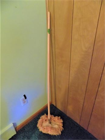Duster with handle