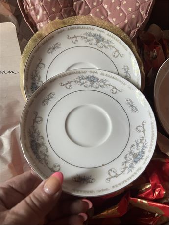 China - Set Looks to be 6 Place Settings