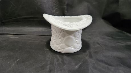 Unmarked Fenton Daisy & Button Top Hat