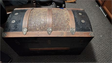 Large Vintage Trunk in Good Condition