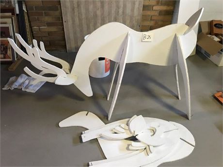 2 Wooden Reindeer