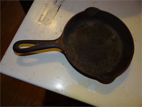 Small Griswald Frying Pan- Maybe 6"