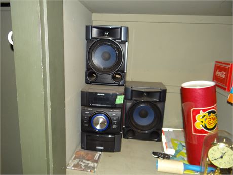 Stereo With Speakers