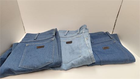 3 Wrangler Rugged Wear Jeans. Size 36 x 29 Great Condition