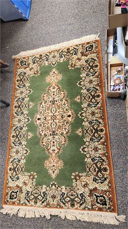 Small Fringed Rug. Size 3 x 5