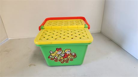 Toy Picnic Basket & Plates & Silverware