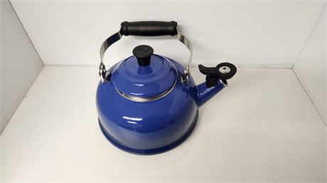 LE CREUSET 1.7 Quart Teapot