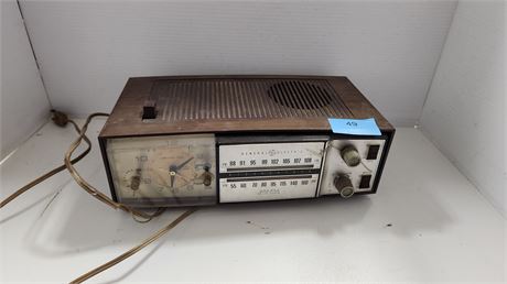 Vintage G.E. Electric Radio NOT TESTED