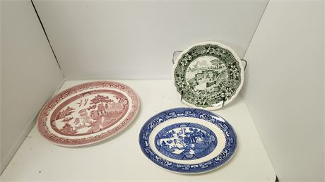 3 Decorative Plates & 1 Plate Stand