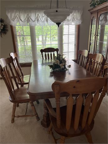 Beautiful Dining Table and Chairs