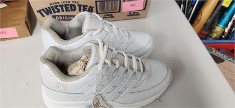 Womens Tennis Shoe 7 1/2
