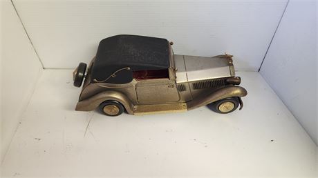 Vintage Metal Car That Holds 4 Shot Glasses