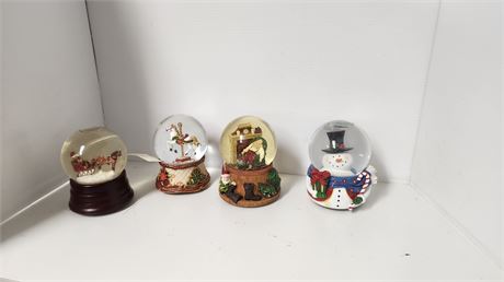 4 Christmas Musical Snow Globes. TESTED & ALL 4 WORK