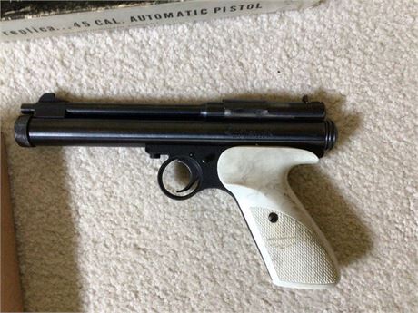 22 Caliber Crossman Model 150 CO2 Air Pistol in original box