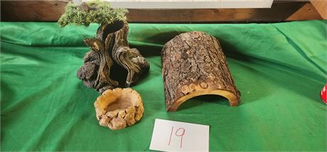 1 water dish 2 enclosures for reptiles