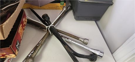 Lot of 4 ways and tire irons