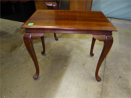 Queen Ann Style End Table