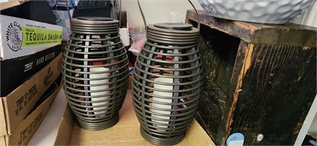 Pair of solar lamps