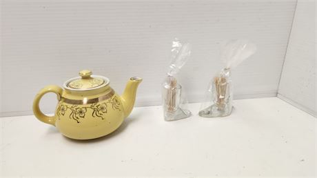Hull Tea Pot & 2 Boot Toothpick Holders