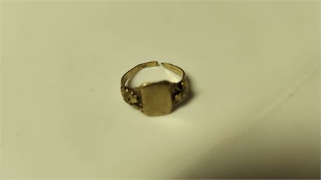 10 Karat Gold Ring. Broken Band. Needs Repaired