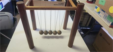 Newton's Cradle Swinging Wonder