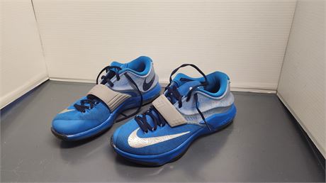 Nike Tennis Shoes. Good Condition  Size 7.5