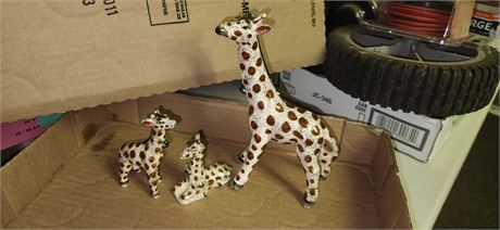 3 Giraffe Statues