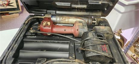 Cordless electric grease gun