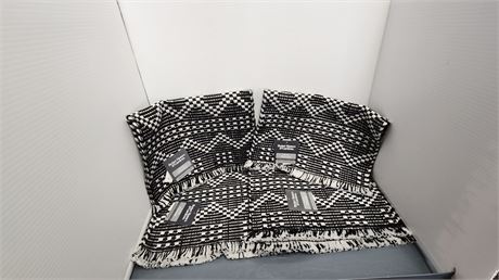 4 Better Homes & Gardens Black & White Placemats