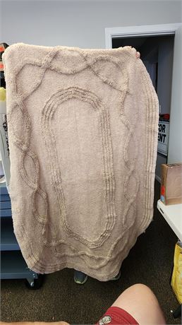 35x55 Oval Rug & Plastic Stool