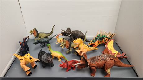 lot Of Toy Dinosaursqq