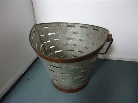 Metal Bucket With Handle