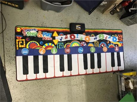 Alex Gigantic Step & Play Piano