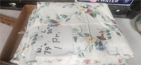 Lot of curtains. Sizes in pictures.