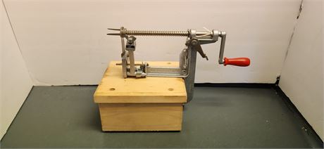 Pampered Chef Apple Peeler & Wood Base