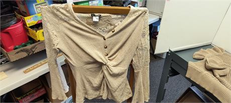 Vintage Women's Shirt Size Large & Sweater Unknown Size