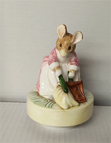 Hunca Munca Schmid Beatrix Potter Bunny Statue. Head Is Damaged & Broken