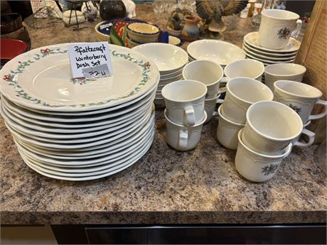 Pfaltzcraft Winterberry Dish Set