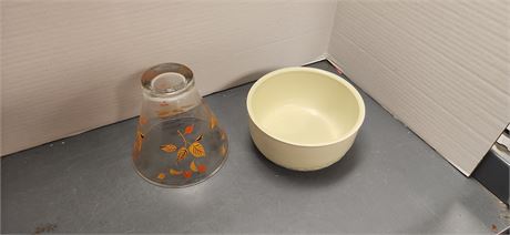 2 glass bowls