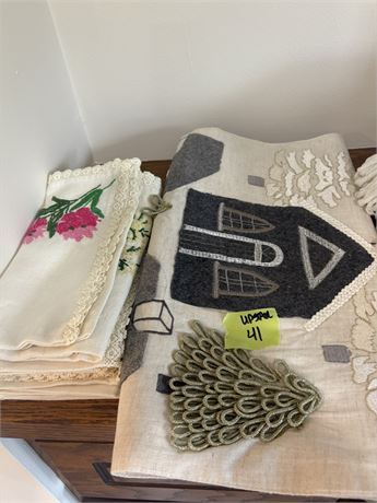 Table Runner and Linens