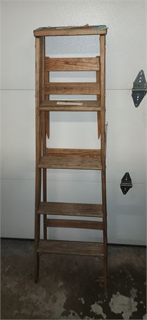 5ft 1986 Wood Step Ladder