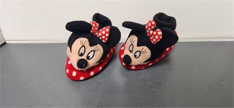 Minnie Mouse Slippers. Size 5/6