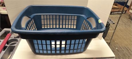 Rubbermaid Laundry Basket