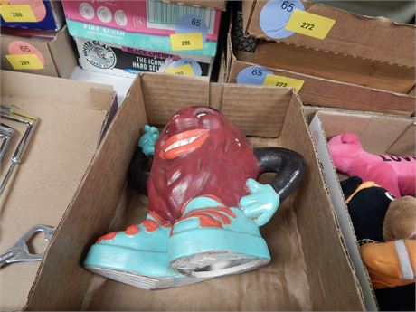 California Raisin Statue