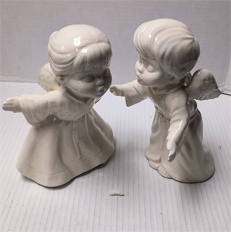 Vintage Kissing Angels. One Has A Broken Wing. Can Be Reaired