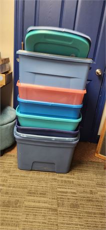 Lot Of Storage Totes & Some Lids