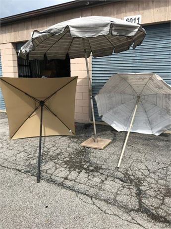Granite Roller Umbrella Stand with 3 Umbrellas