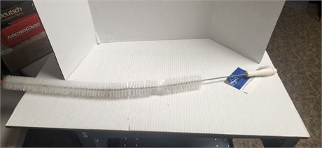 Long cleaning brush